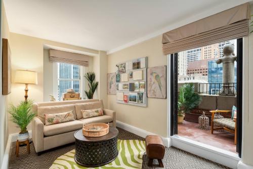 Suite Hemingway de 1 dormitorio con cama extragrande y sofá cama del hotel The Lexington , Autograph Collection