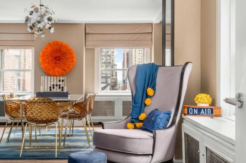 Suite Arthur Godfrey de 1 dormitorio con cama extragrande del hotel The Lexington , Autograph Collection