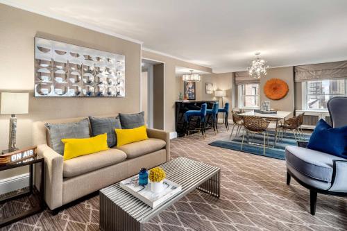 Suite Arthur Godfrey de 1 dormitorio con cama extragrande del hotel The Lexington , Autograph Collection. Foto 1