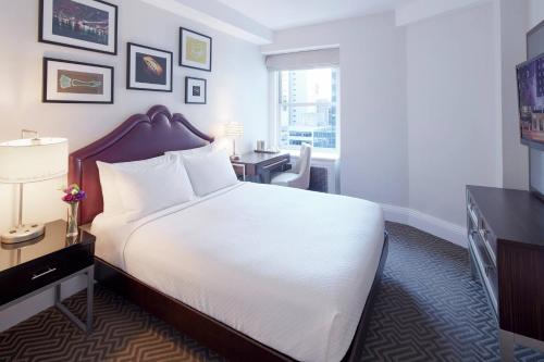 Habitación Estándar con cama grande - Adaptada para personas con discapacidad auditiva del hotel The Lexington , Autograph Collection. Foto 1
