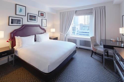 Habitación Estándar con cama extragrande - Adaptada para personas con discapacidad auditiva del hotel The Lexington , Autograph Collection. Foto 2
