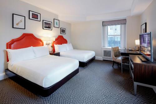 Habitación Doble Deluxe con 2 camas dobles - adaptada para personas con discapacidad auditiva del hotel The Lexington , Autograph Collection. Foto 1