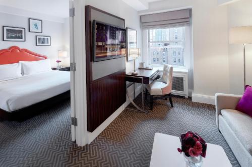 Suite Junior con sofá cama del hotel The Lexington , Autograph Collection. Foto 1