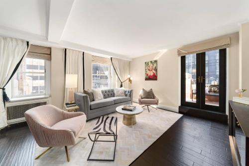 Suite Norma Jeane de 1 dormitorio con cama extragrande y sofá cama del hotel The Lexington , Autograph Collection