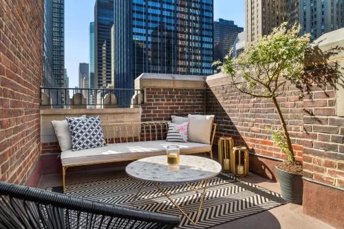 Suite Norma Jeane de 1 dormitorio con cama extragrande y sofá cama del hotel The Lexington , Autograph Collection. Foto 1