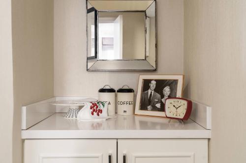 Suite Norma Jeane de 1 dormitorio con cama extragrande y sofá cama del hotel The Lexington , Autograph Collection. Foto 4