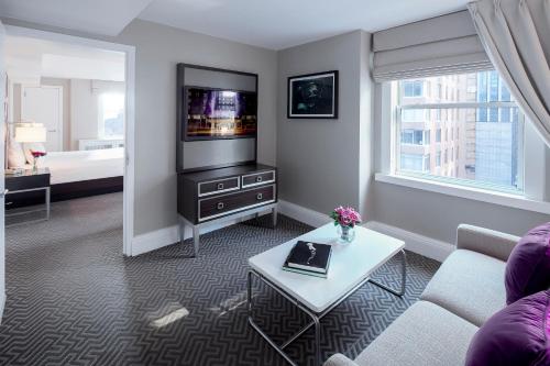 Suite de 1 dormitorio con sofá cama del hotel The Lexington , Autograph Collection. Foto 1