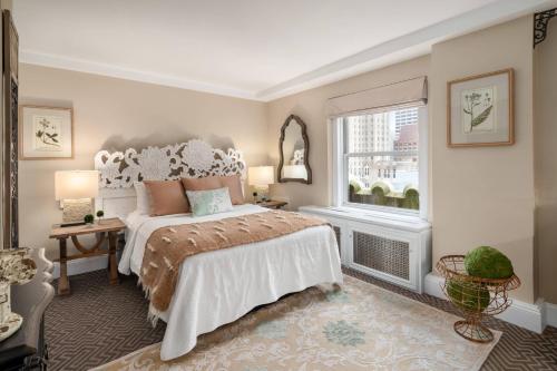 Suite con salón acristalado y 2 sofás cama - 1 cama extragrande del hotel The Lexington , Autograph Collection. Foto 1