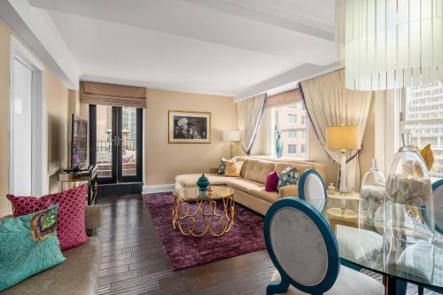 Suite de 2 dormitorios con balcón del hotel The Lexington , Autograph Collection