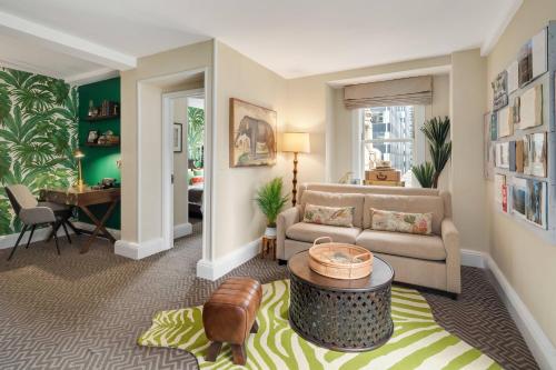 Suite Hemingway de 1 dormitorio con cama extragrande y sofá cama del hotel The Lexington , Autograph Collection. Foto 2