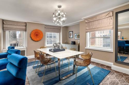 Suite Arthur Godfrey de 1 dormitorio con cama extragrande del hotel The Lexington , Autograph Collection. Foto 2