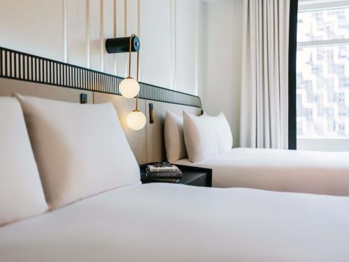 Signature Skyline View 2 Queen Beds 20th floor and up del hotel Sofitel New York. Foto 5