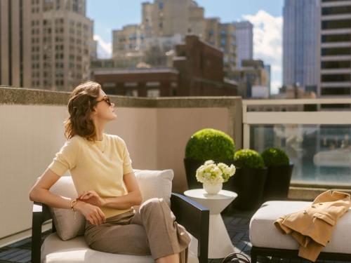 Panoramic Terrace with Empire and Chrysler View 1 Bedroom King Suite on 24th floor del hotel Sofitel New York. Foto 10