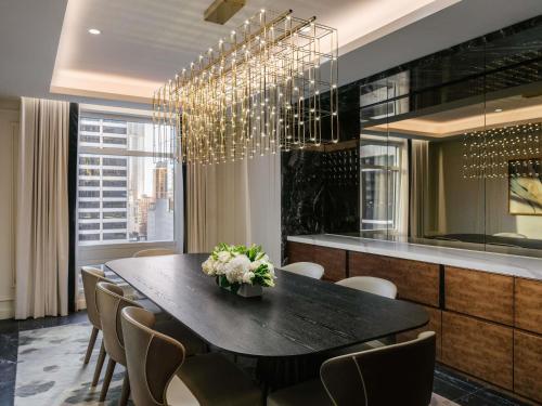 Penthouse Suite 1 King Bedroom on 28th floor, Living & Dining Rooms, Kitchenette del hotel Sofitel New York. Foto 8