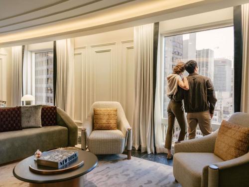 Penthouse Suite 1 King Bedroom on 28th floor, Living & Dining Rooms, Kitchenette del hotel Sofitel New York. Foto 10