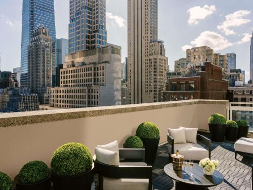 Panoramic Terrace with Empire and Chrysler View 1 Bedroom King Suite on 24th floor del hotel Sofitel New York