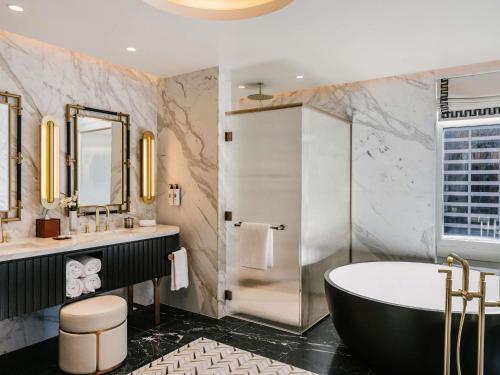 Penthouse Suite 1 King Bedroom on 28th floor, Living & Dining Rooms, Kitchenette del hotel Sofitel New York. Foto 6