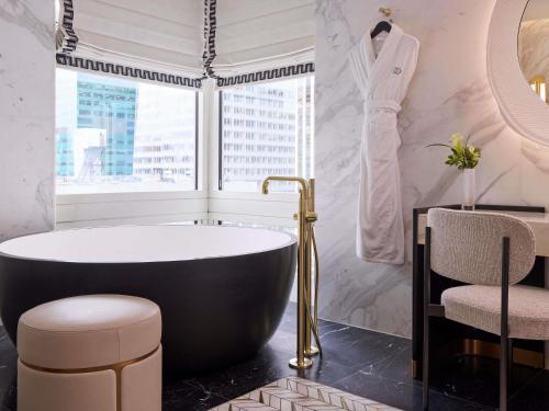 Penthouse Suite 1 King Bedroom on 28th floor, Living & Dining Rooms, Kitchenette del hotel Sofitel New York. Foto 8