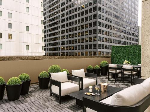Terrace Suite City View on 24th floor Mobility Accessible 1 Bedroom King Suite, Tub with Grab Bars del hotel Sofitel New York. Foto 7