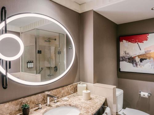 Habitación Superior adaptada para personas con discapacidad, con barras de sujeción - 1 cama extragrande del hotel Sofitel New York. Foto 3