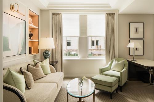 Suite Junior con vistas desde la terraza del hotel Waldorf Astoria New York