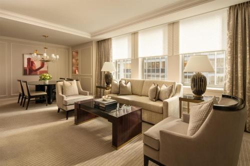 Suite Premier de 1 dormitorio del hotel Waldorf Astoria New York. Foto 1