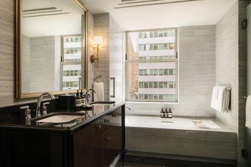 Suite Premier de 1 dormitorio del hotel Waldorf Astoria New York. Foto 3