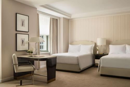 Habitación Doble con bañera adaptada para personas con movilidad reducida - 2 camas dobles del hotel Waldorf Astoria New York. Foto 1