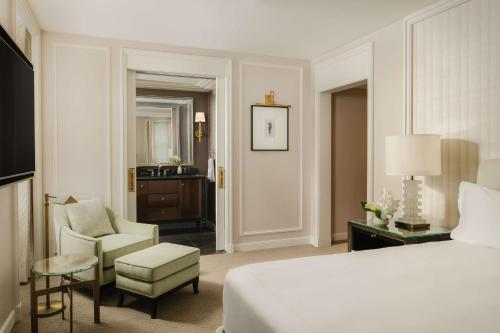 Habitación con cama extragrande. del hotel Waldorf Astoria New York