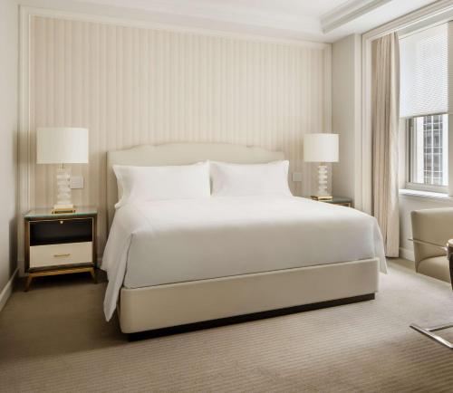 Habitación Deluxe con cama extragrande del hotel Waldorf Astoria New York