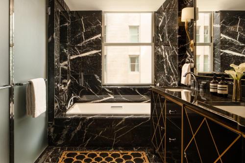 Suite Manhattan del hotel Waldorf Astoria New York. Foto 2