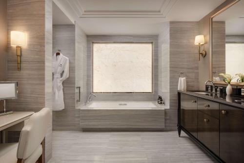 Suite de 1 dormitorio adaptada para personas con discapacidad auditiva del hotel Waldorf Astoria New York