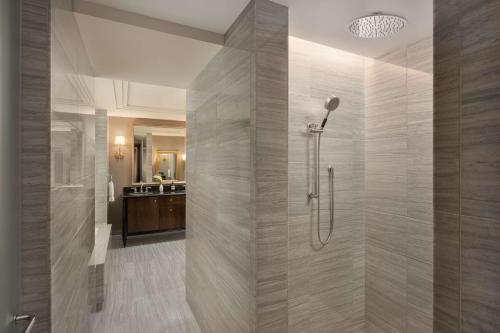 Suite de 1 dormitorio adaptada para personas con discapacidad auditiva del hotel Waldorf Astoria New York. Foto 1