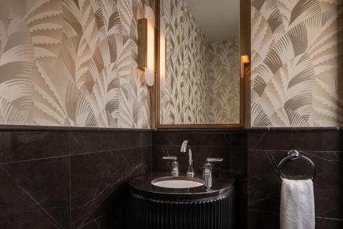 Suite de 1 dormitorio adaptada para personas con discapacidad auditiva del hotel Waldorf Astoria New York. Foto 2