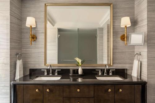 Suite Junior con ducha accesible en silla de ruedas adaptada para personas con discapacidad del hotel Waldorf Astoria New York