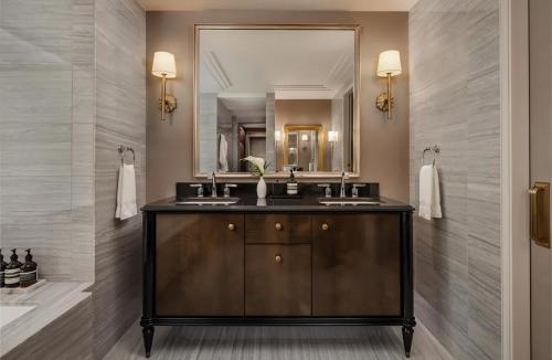 Suite de 1 dormitorio adaptada para personas con discapacidad auditiva del hotel Waldorf Astoria New York. Foto 3