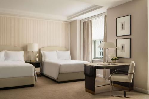 Habitación Doble con bañera adaptada para personas con movilidad reducida - 2 camas dobles del hotel Waldorf Astoria New York. Foto 1