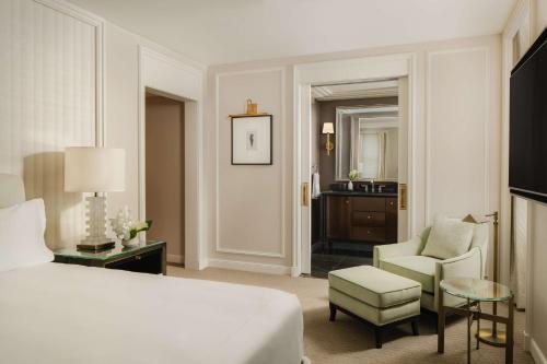 Habitación Deluxe con cama extragrande - adaptada para personas con problemas de audición del hotel Waldorf Astoria New York. Foto 2