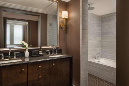 Suite Junior con 2 camas dobles del hotel Waldorf Astoria New York. Foto 2