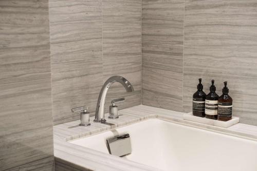Suite Junior con 2 camas dobles del hotel Waldorf Astoria New York. Foto 3