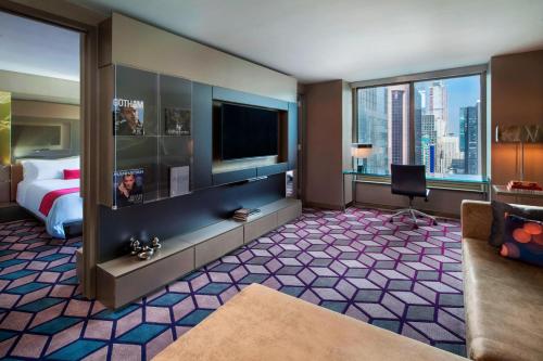 Suite Marvelous con sofá cama y vistas a Broadway - Cama extragrande del hotel W New York - Times Square. Foto 1