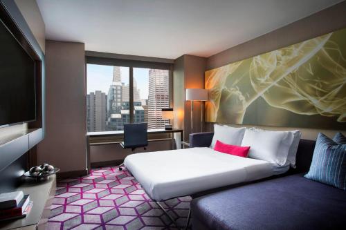 Suite Marvelous con sofá cama y vistas a Broadway - Cama extragrande del hotel W New York - Times Square. Foto 2