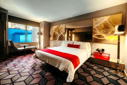 Suite Fantastic con sofá cama y vistas a Broadway - Cama extragrande del hotel W New York - Times Square. Foto 2
