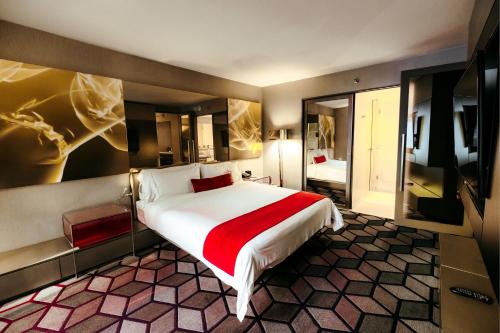 Suite Fantastic con sofá cama y vistas a Broadway - Cama extragrande del hotel W New York - Times Square. Foto 4