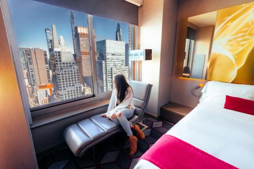 Suite Fantastic con sofá cama y vistas a Broadway - Cama extragrande del hotel W New York - Times Square. Foto 5