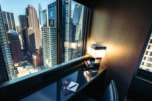 Suite Wow con vistas a Broadway - 1 cama extragrande del hotel W New York - Times Square. Foto 3
