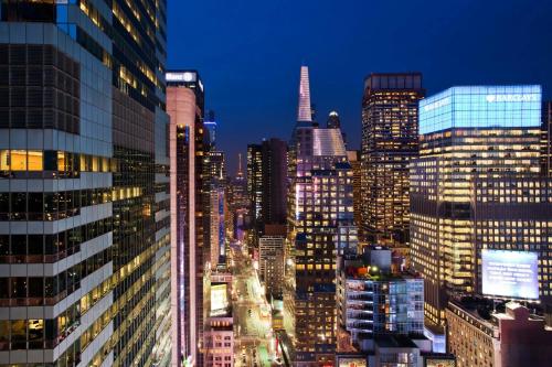Suite Wow con vistas a Broadway - 1 cama extragrande del hotel W New York - Times Square. Foto 5