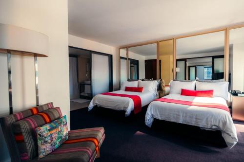 Espectacular habitación doble con 2 camas dobles en la planta superior - Adaptado para personas con movilidad reducida y discapacidad auditiva del hotel W New York - Times Square