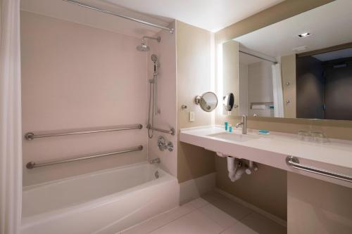 Espectacular habitación doble con 2 camas dobles en la planta superior - Adaptado para personas con movilidad reducida y discapacidad auditiva del hotel W New York - Times Square. Foto 3