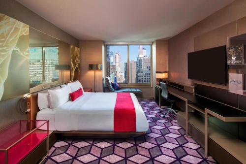 Habitación Espectacular, cama extragrande, vistas al horizonte urbano del hotel W New York - Times Square. Foto 1